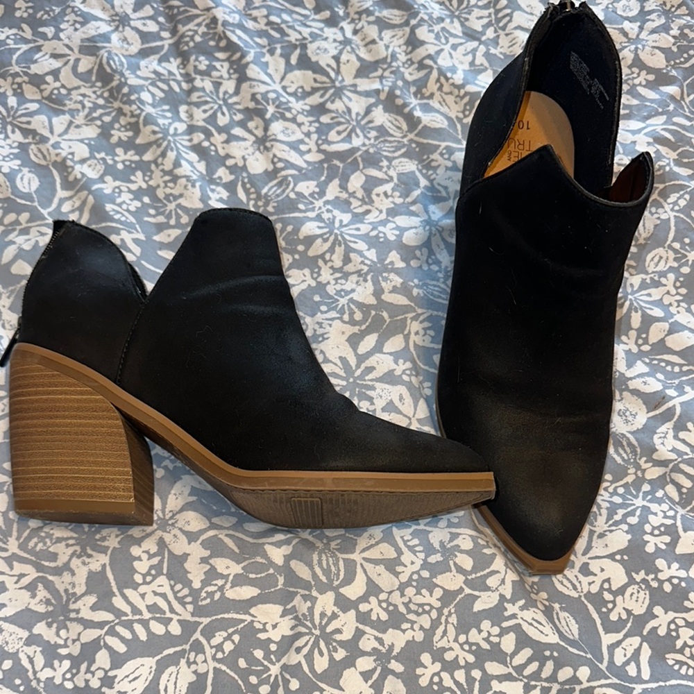 Time and Tru Black Ankle Boots with Chunky Heel and Cut-Out Design